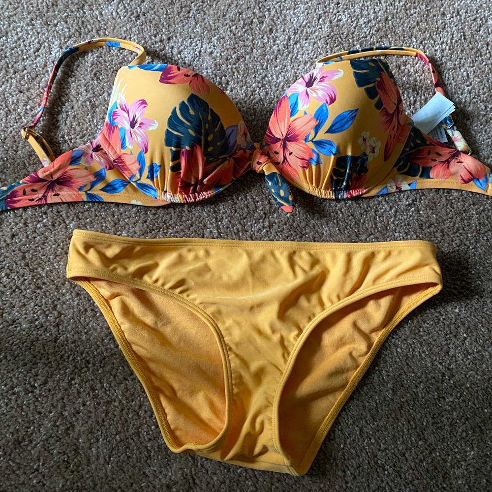 Bundle for @sanjanapytal: 4 swim sets by Hollister and Shein, and 2 pair sandals